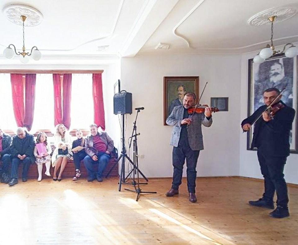 Стихови и звуци за Прличев