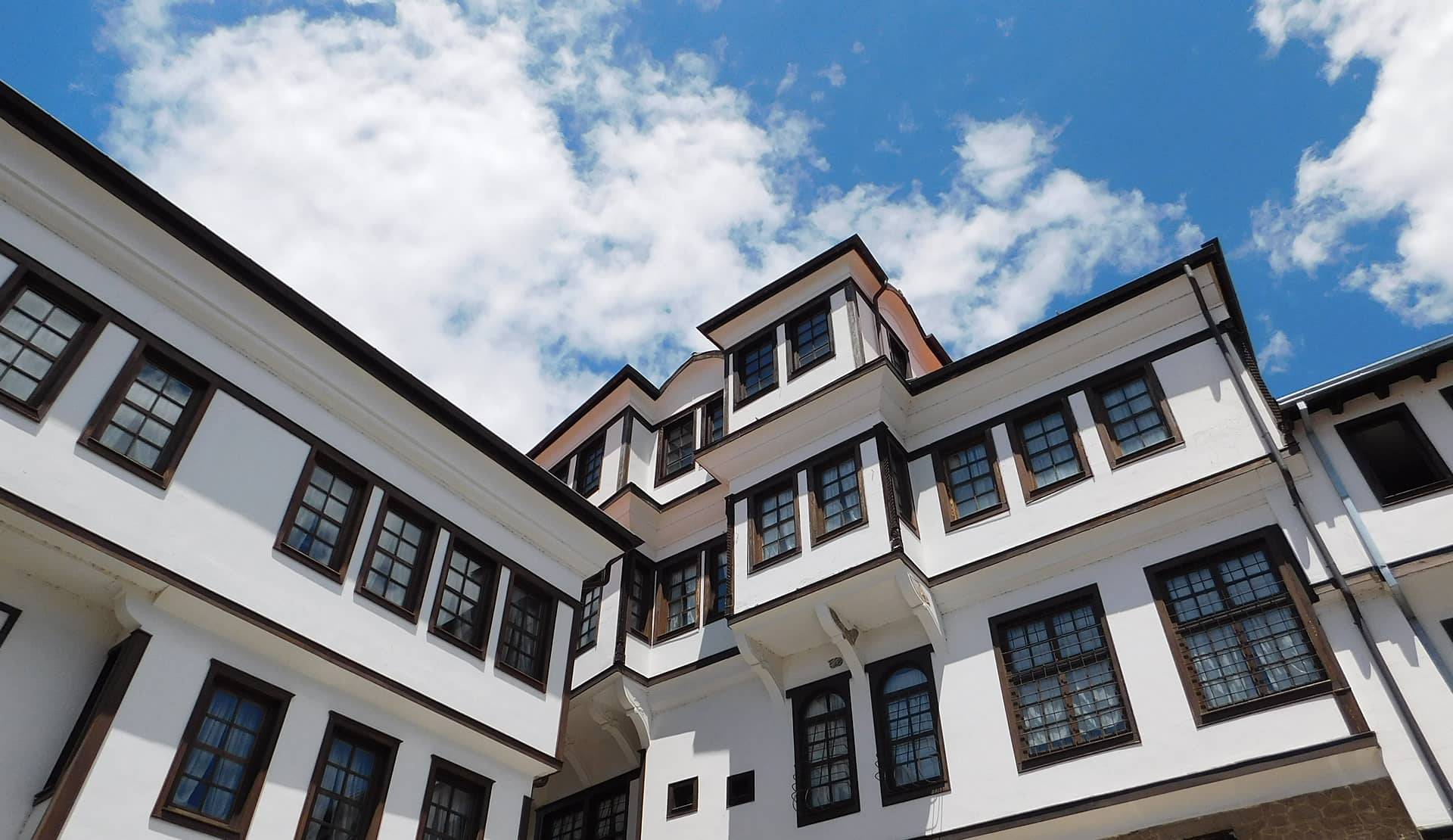 КУЌА НА РОБЕВЦИ